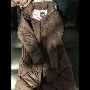 This is a nwot The North Face plum rare Metropolis Parka with light pink lining